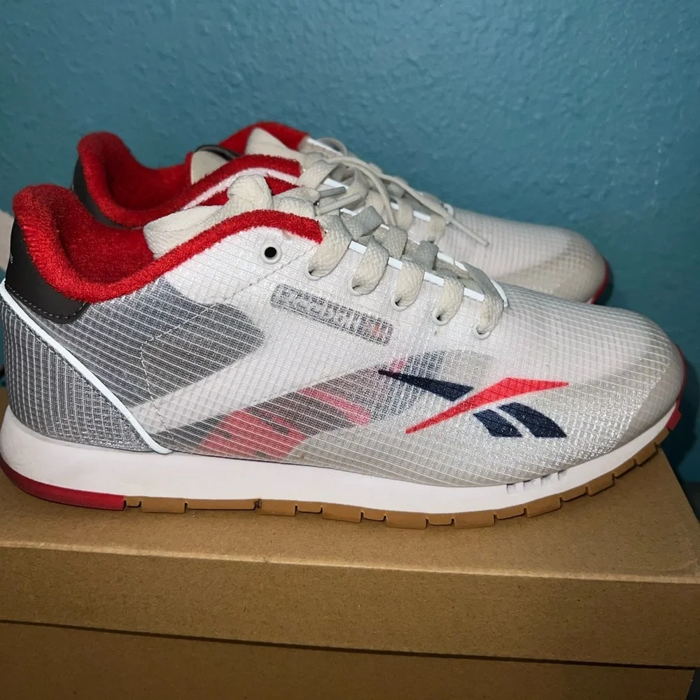 Classic Reebok - Picture 1 of 4